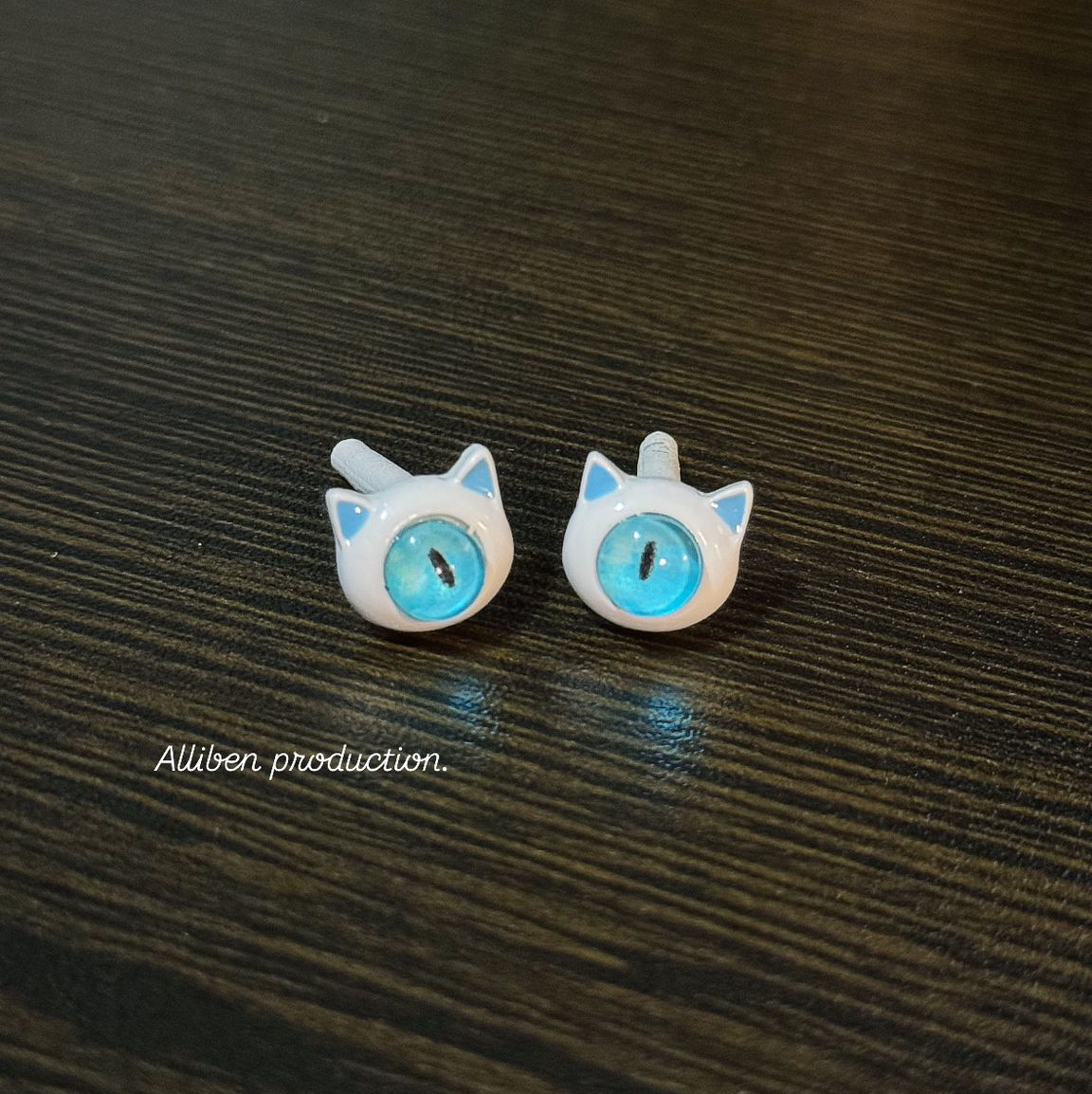Cat eye (earring)